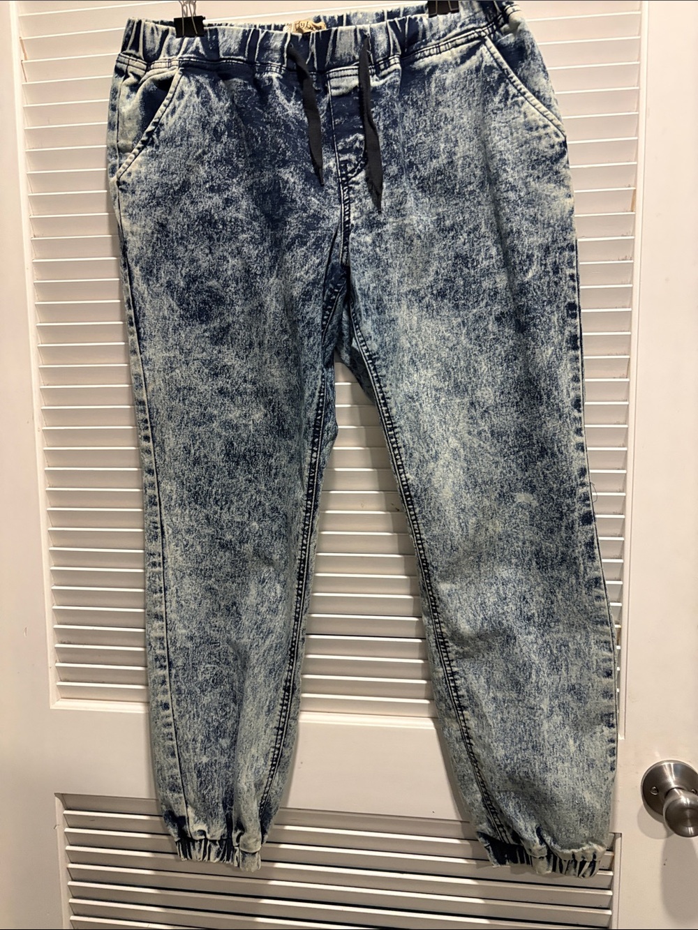 Hybrid Apparel Women’s Light Blue Acid-Wash Jogger Jeans